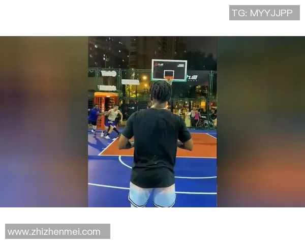 篮球明星在赛场上挥洒汗水展现激情与技巧的精彩瞬间